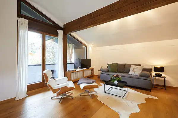 Apartment am Waxlstoa - Sitzbereich mit Eames Lounge Chair