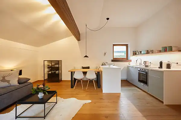 Apartment am Waxlstoa - Blick zum Essbereich und Küche