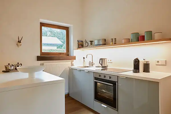 Apartment am Waxlstoa - Küche mit Induktionsherd, Spülmaschine, Backofen und Kühlschrank