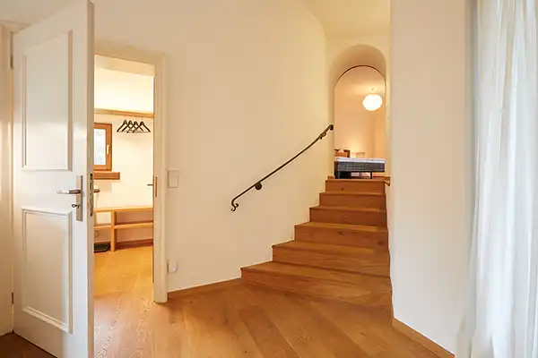 Apartment am Waxlstoa - Treppe zum Schlafzimmer